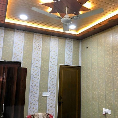 Hotel Raju Homestay Ayodhya 150 Meters From Shree Ram Janmbhoomi Temple 200 Meters From Ayodhya Dham Railway Station Dış mekan fotoğraf