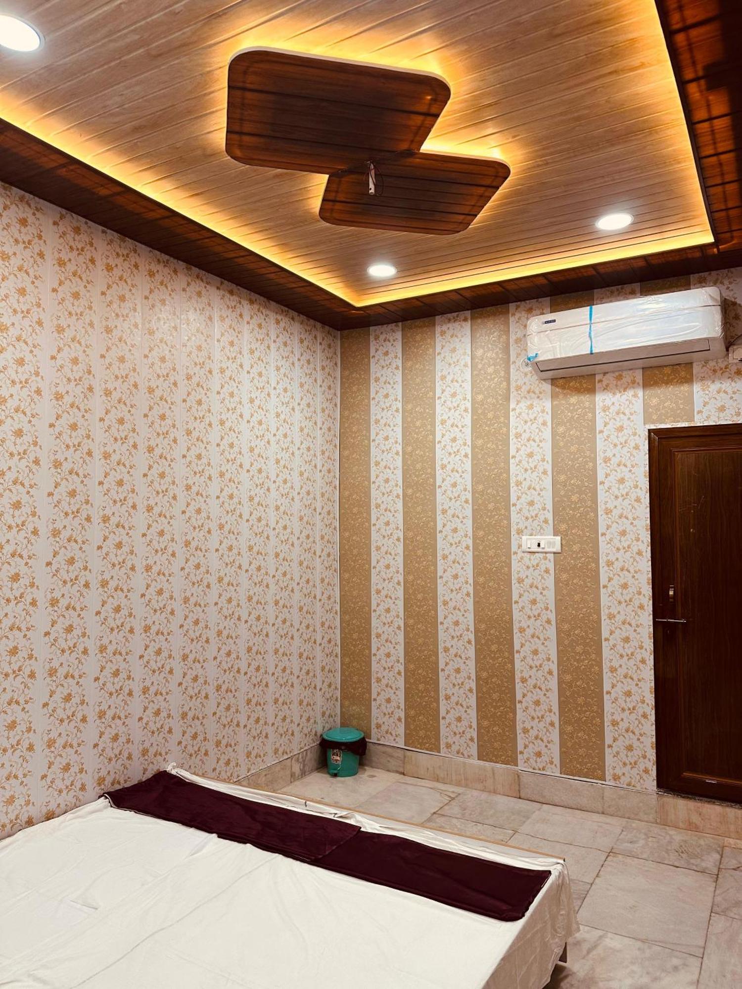 Hotel Raju Homestay Ayodhya 150 Meters From Shree Ram Janmbhoomi Temple 200 Meters From Ayodhya Dham Railway Station Dış mekan fotoğraf