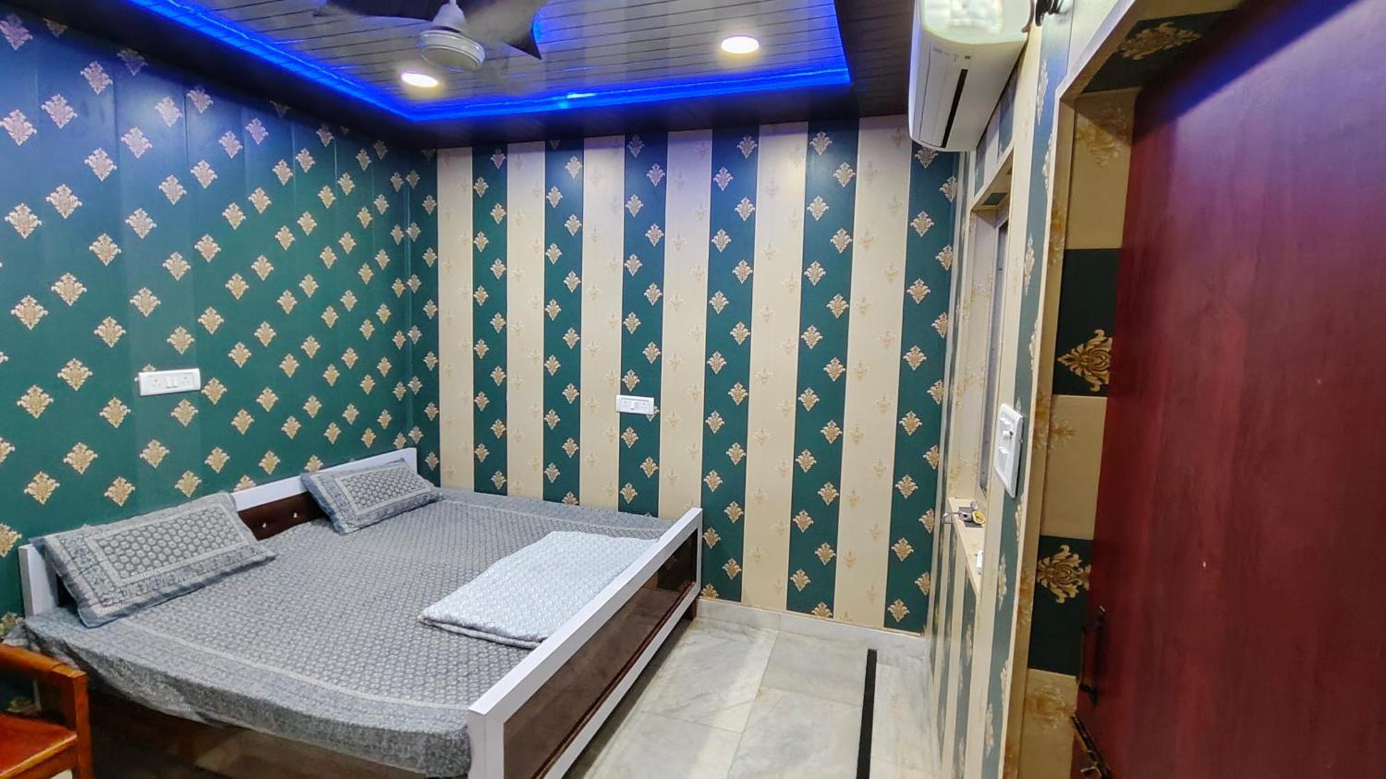 Hotel Raju Homestay Ayodhya 150 Meters From Shree Ram Janmbhoomi Temple 200 Meters From Ayodhya Dham Railway Station Dış mekan fotoğraf