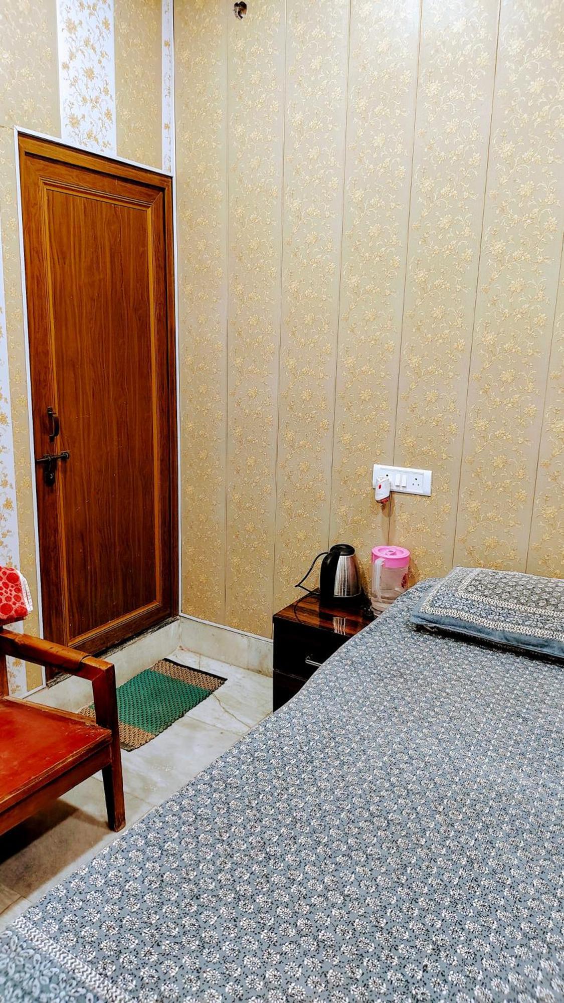 Hotel Raju Homestay Ayodhya 150 Meters From Shree Ram Janmbhoomi Temple 200 Meters From Ayodhya Dham Railway Station Dış mekan fotoğraf