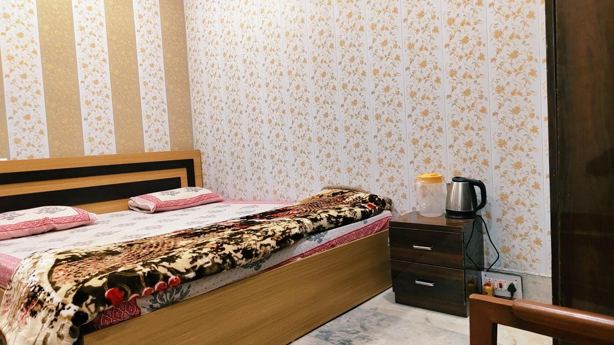 Hotel Raju Homestay Ayodhya 150 Meters From Shree Ram Janmbhoomi Temple 200 Meters From Ayodhya Dham Railway Station Dış mekan fotoğraf