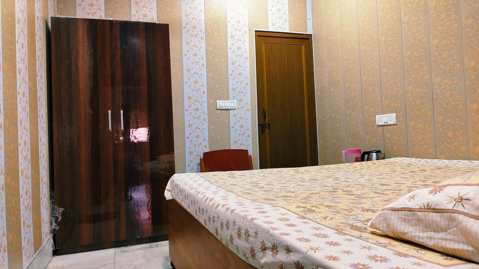 Hotel Raju Homestay Ayodhya 150 Meters From Shree Ram Janmbhoomi Temple 200 Meters From Ayodhya Dham Railway Station Dış mekan fotoğraf
