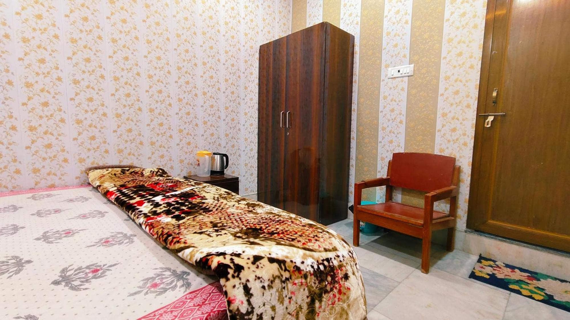 Hotel Raju Homestay Ayodhya 150 Meters From Shree Ram Janmbhoomi Temple 200 Meters From Ayodhya Dham Railway Station Dış mekan fotoğraf