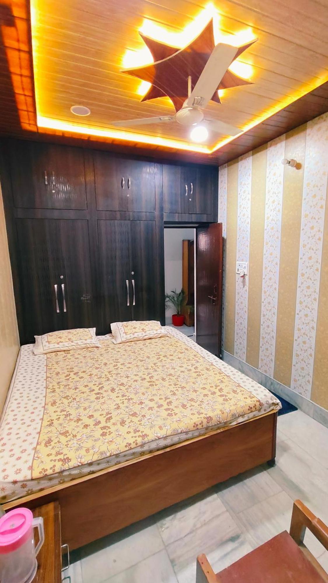Hotel Raju Homestay Ayodhya 150 Meters From Shree Ram Janmbhoomi Temple 200 Meters From Ayodhya Dham Railway Station Dış mekan fotoğraf