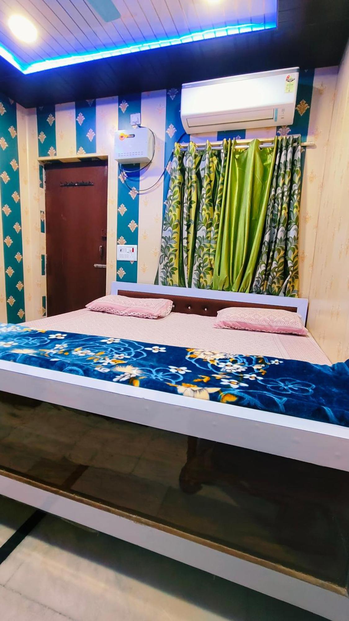 Hotel Raju Homestay Ayodhya 150 Meters From Shree Ram Janmbhoomi Temple 200 Meters From Ayodhya Dham Railway Station Dış mekan fotoğraf