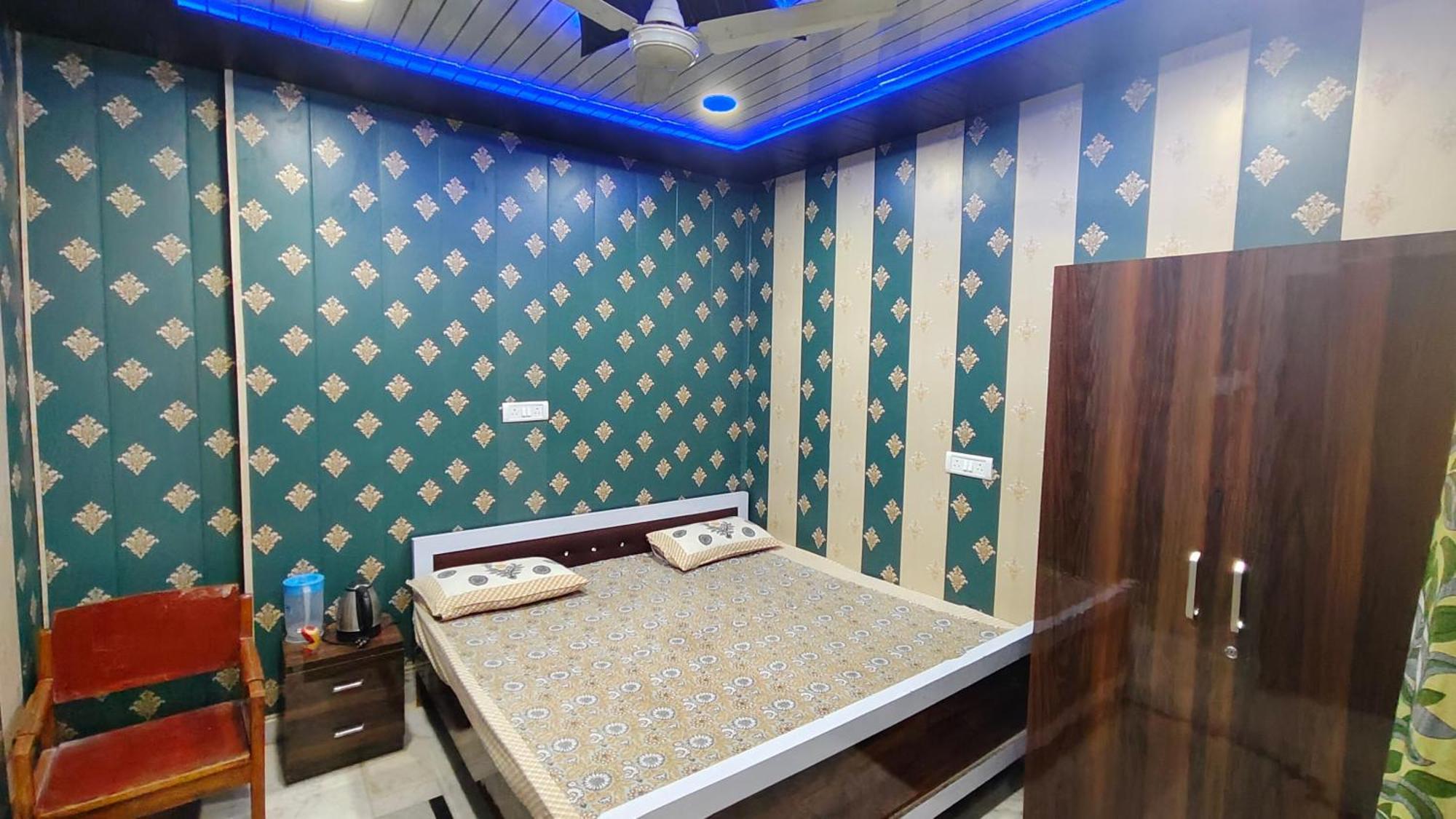 Hotel Raju Homestay Ayodhya 150 Meters From Shree Ram Janmbhoomi Temple 200 Meters From Ayodhya Dham Railway Station Dış mekan fotoğraf